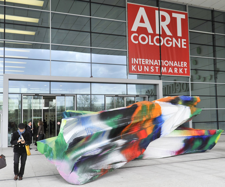 Bereits am Eingang werden die Besucher der Art Cologne mit Kunstwerken begrüßt, © Koelnmesse GmbH