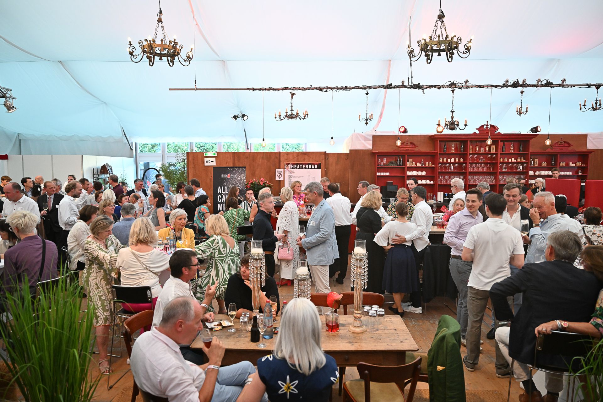 In den Veranstaltungspausen gibt es beim Düsseldorf Festival kühle Getränke an der Bar