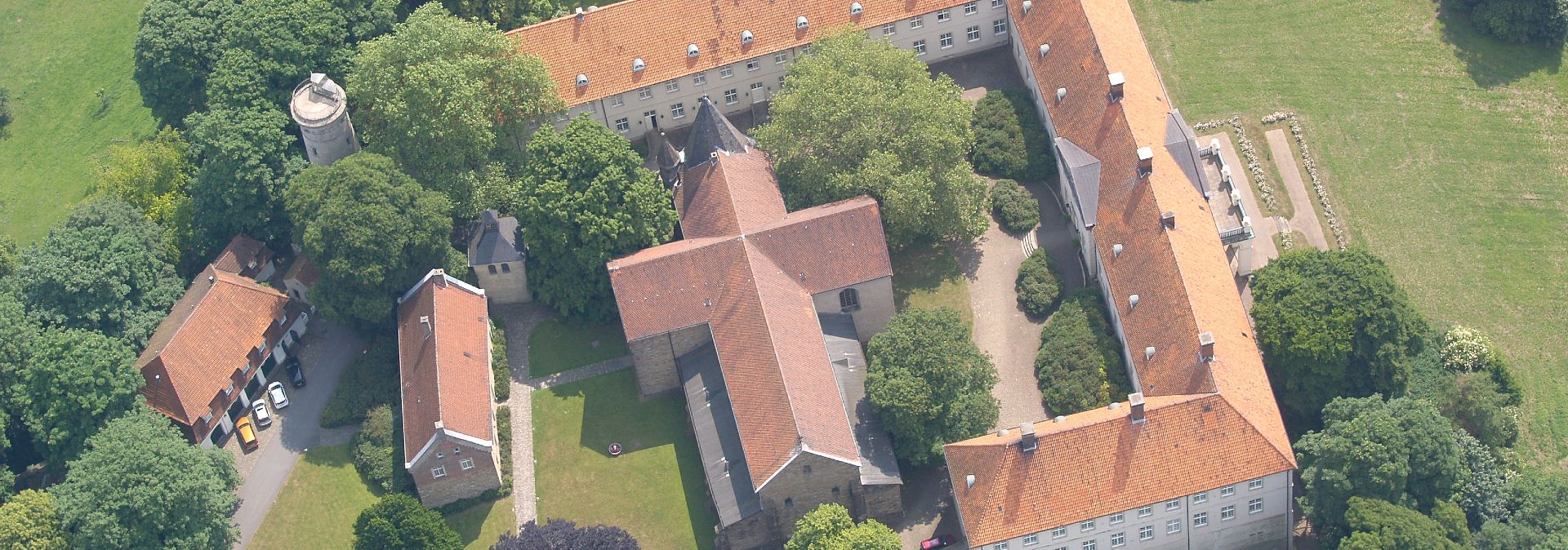 Das dreiflügelige Hauptschloss im barocken Stil aus dem 17. Jahrhundert umrahmt die romanische Stiftskirche aus dem 12. Jahrhundert