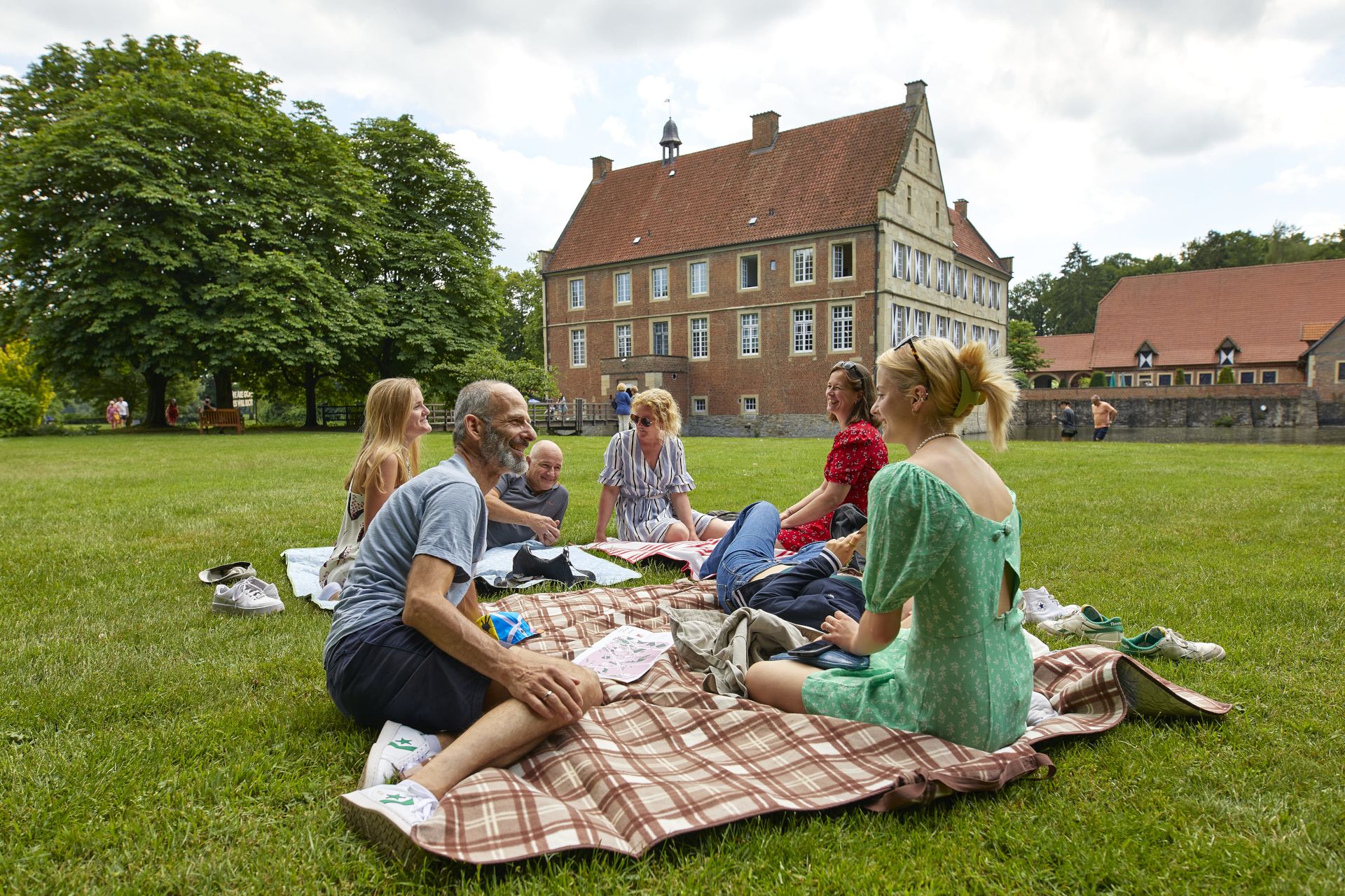 Auf vielen Grünflächen rund um die geschichtsträchtigen Bauten im Münsterland ist ein Picknick möglich