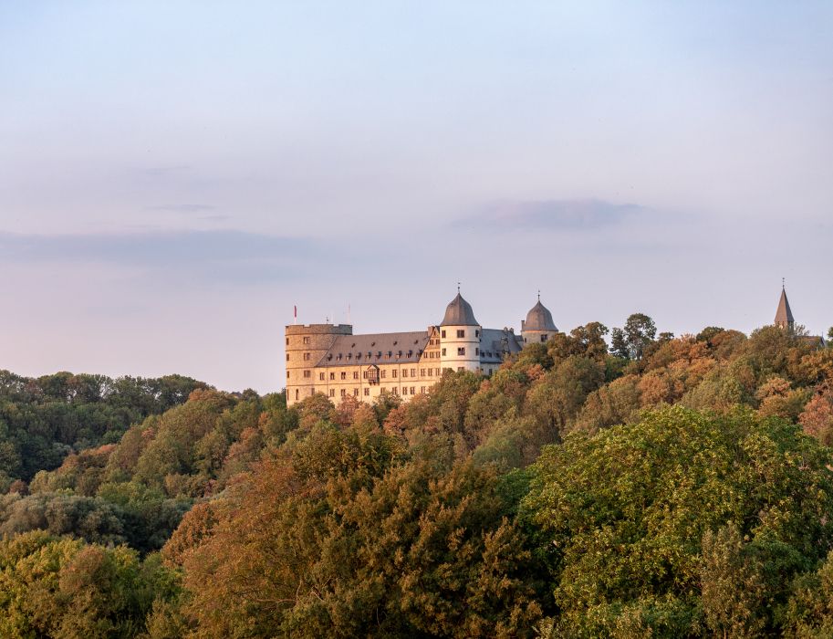 Die Wewelsburg ist ein historischer Lern- und Erfahrungsort, der über dem Alme-Tal liegt