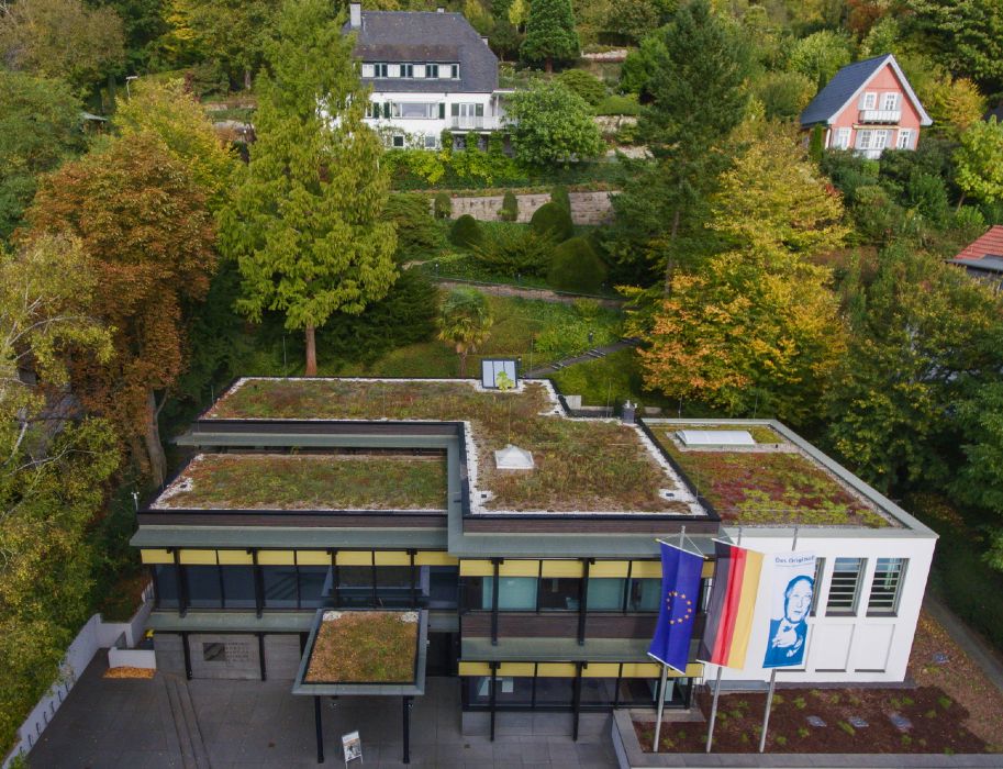 Museumsbau mit Haus im Hintergrund