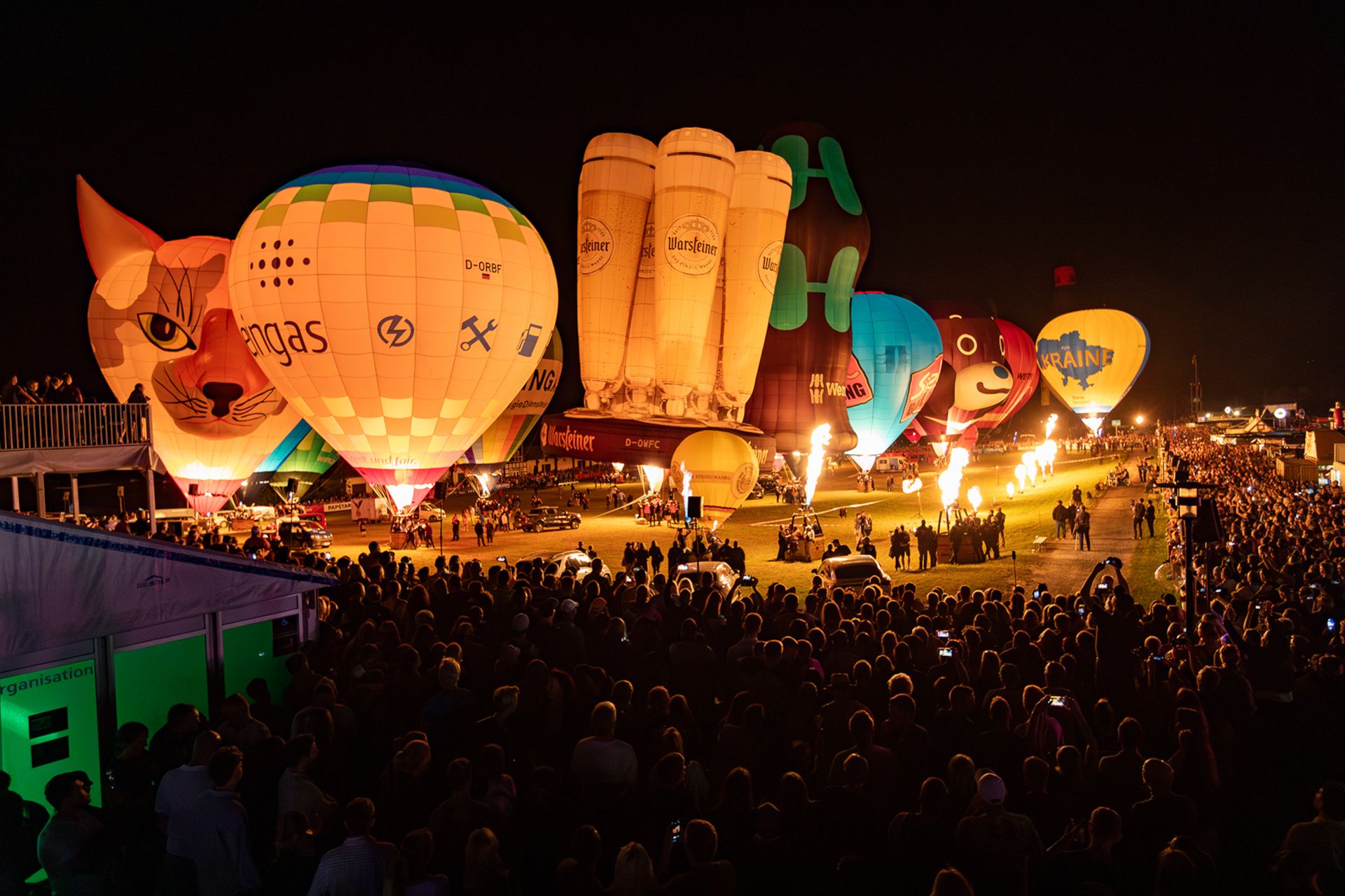 Beim Night-Glow erhellen Flammen die wunderschönen Heißluftballons in der Dunkelheit