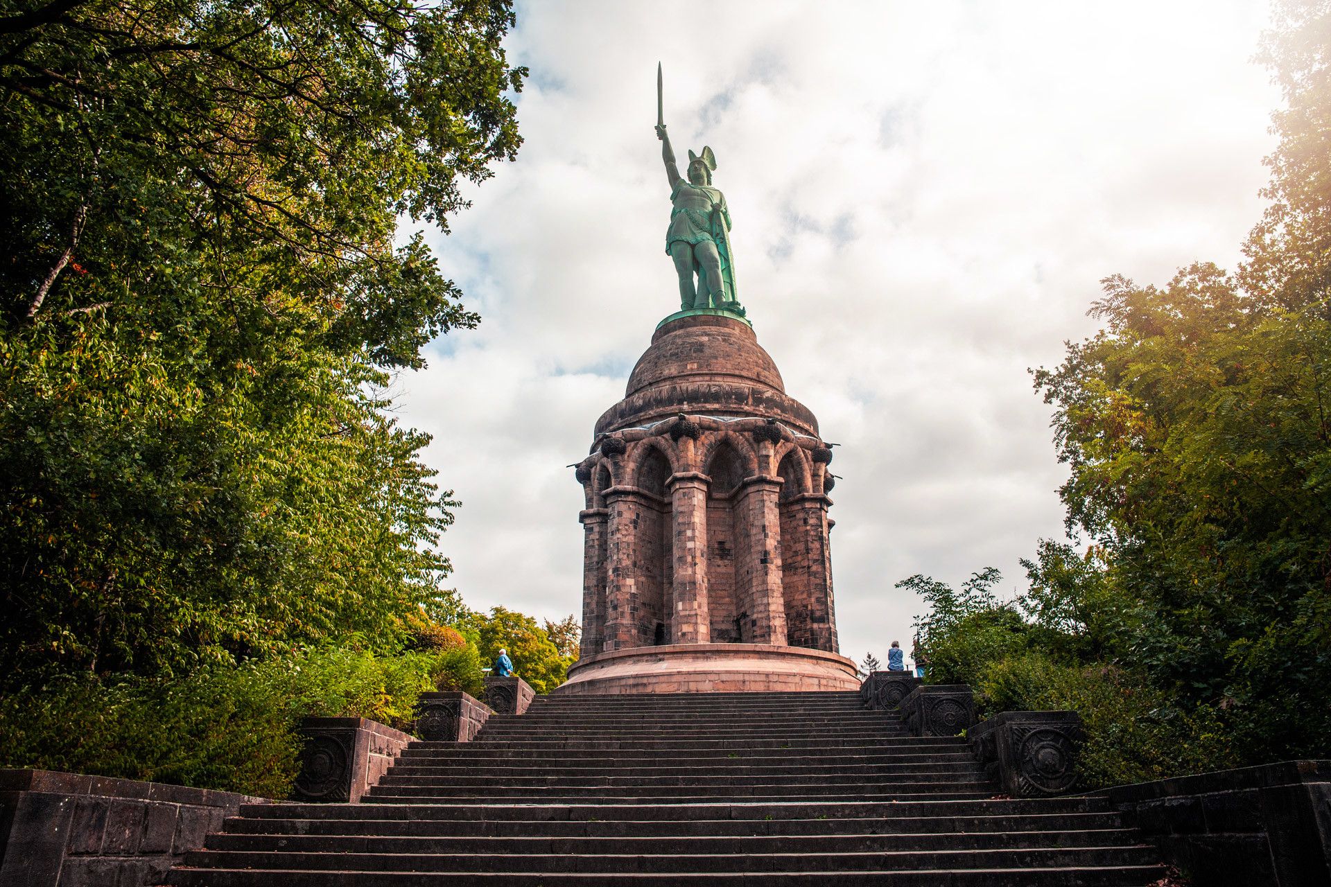 Denkmal Außenansicht mit Treppe