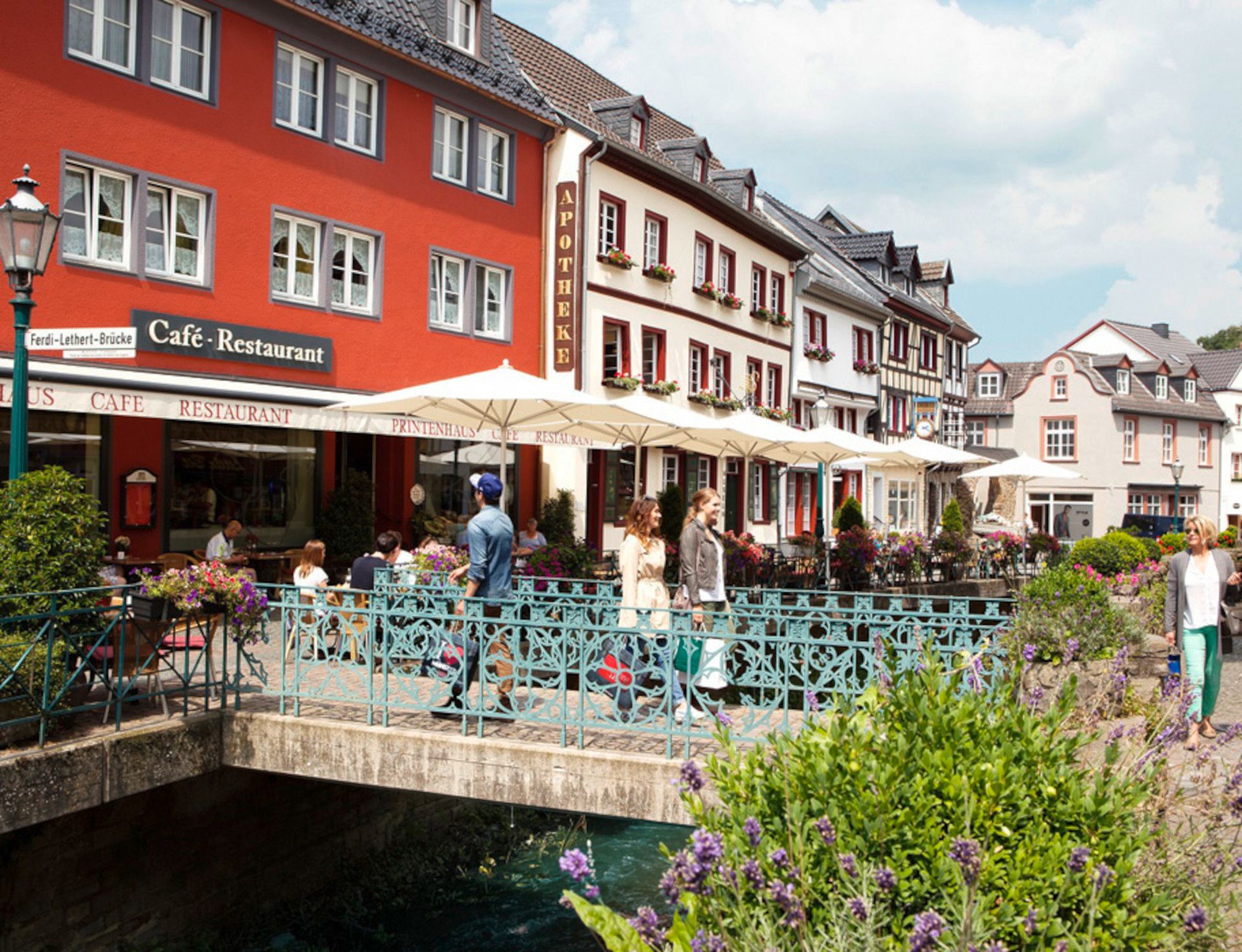 City Outlet Bad Münstereifel, Brücke und Verkaufsladenfront in City Outlet Bad Münstereifel