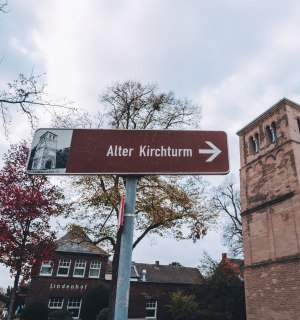 Wegweiser zum Alten Kirchturm Büderich bei Düsseldorf, © Johannes Höhn