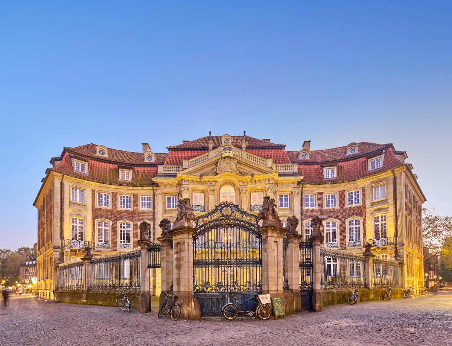 Der Erbdrostenhof wurde vom Barockarchitekten Johann Conrad Schlaun in den Jahren 1753 bis 1757 erbaut