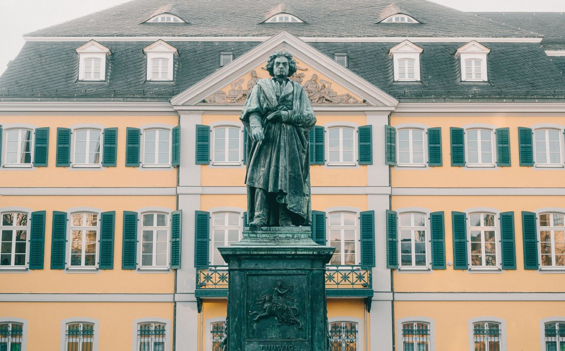 Das Beethoven-Denkmal auf dem Münsterplatz zeigt den weltbekannten Komponisten, © Johannes Höhn