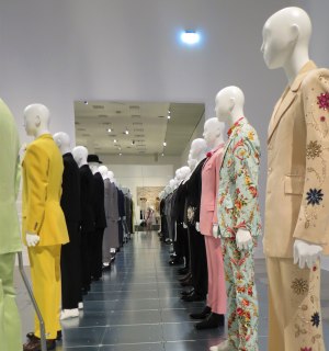 Die Ausstellung Dress Code in der Bundeskunsthalle beleuchtet den Umgang mit Kleiderordnungen, © Anja Luckas