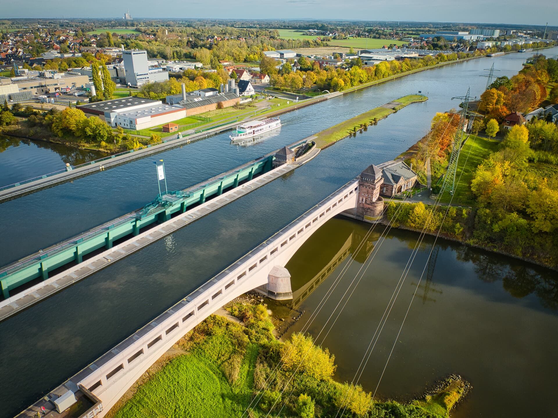 Die Kreuzung von Weser und Mittellandkanal in Minden bildet eines der größten Wasserstraßenkreuze der Welt