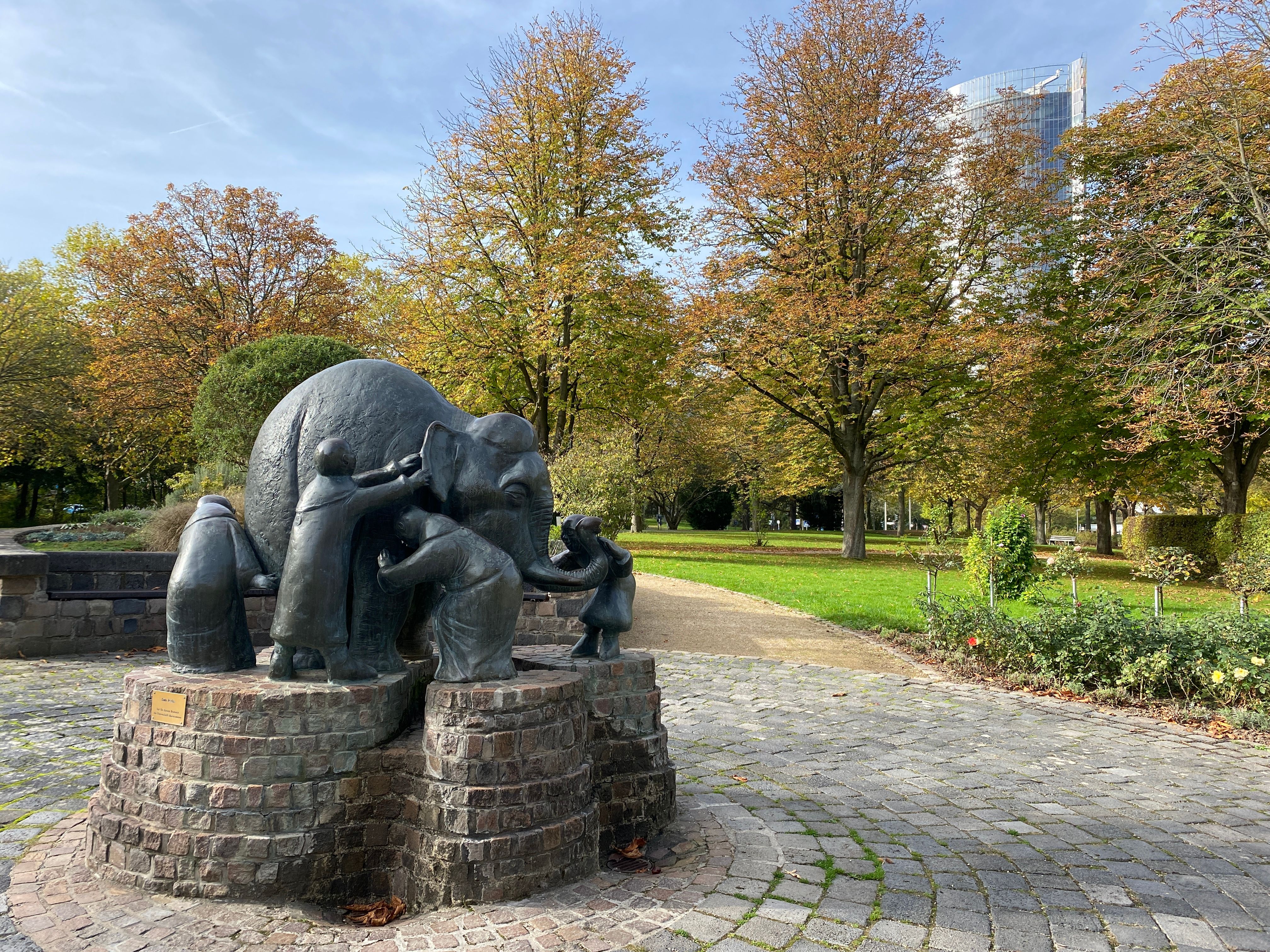 Der Blindengarten ist mit seinem bronzenen Elefantenbrunnen und über 30 Pflanzensorten eine besondere Attraktion im Freizeitpark Rheinaue Bonn