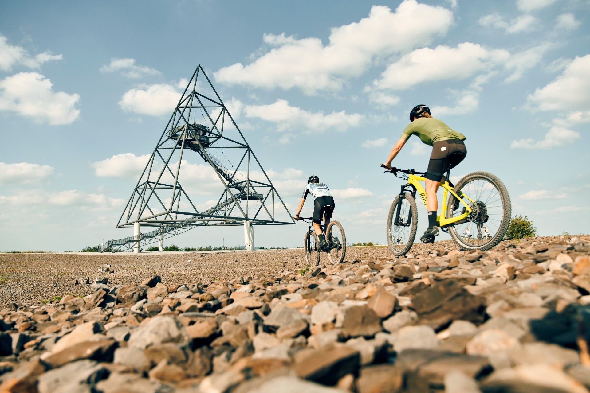 Mountainbiker am Tetraeder in Bottrop