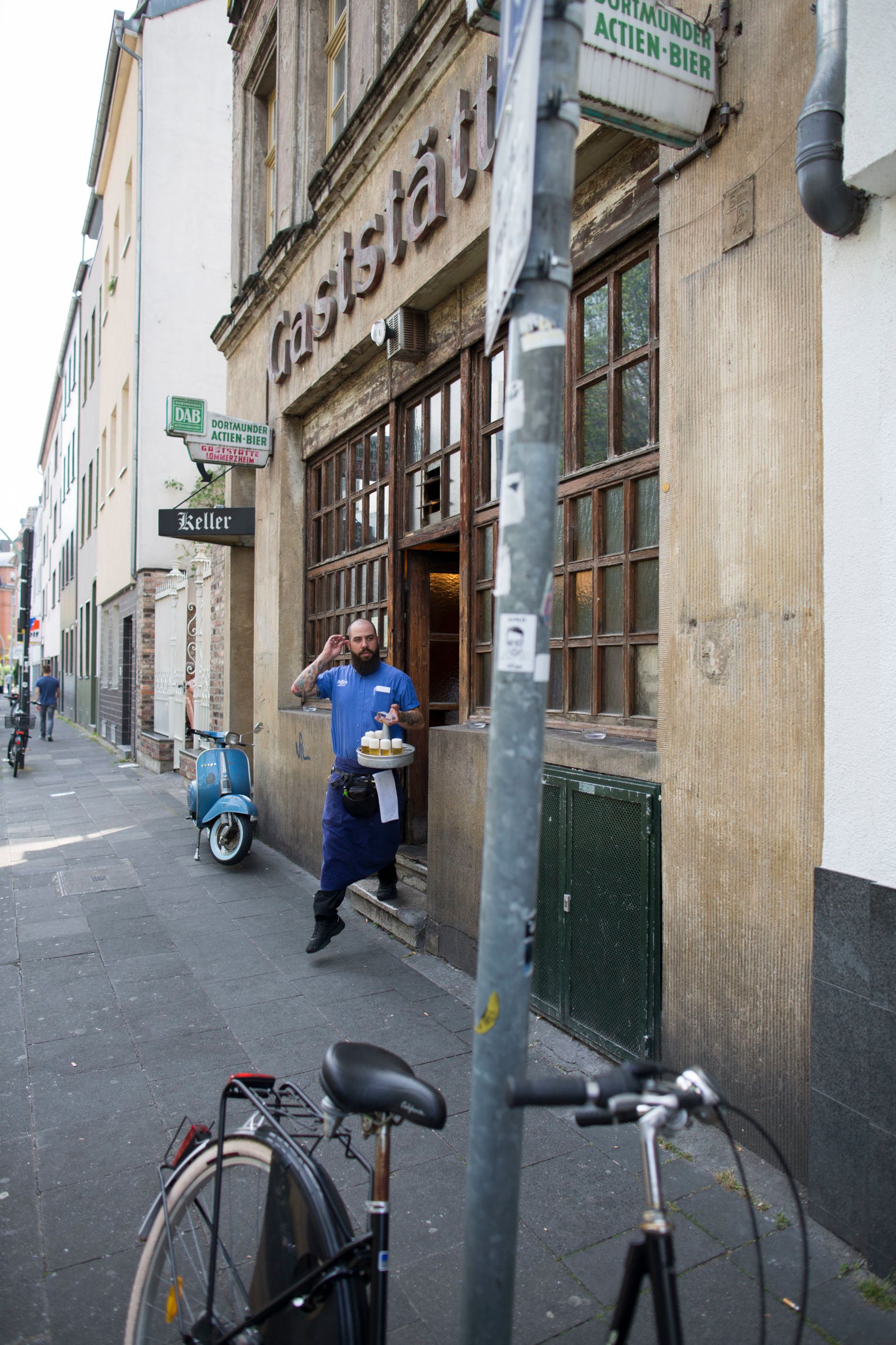 Timo Eckstein vor Gaststätte in Köln