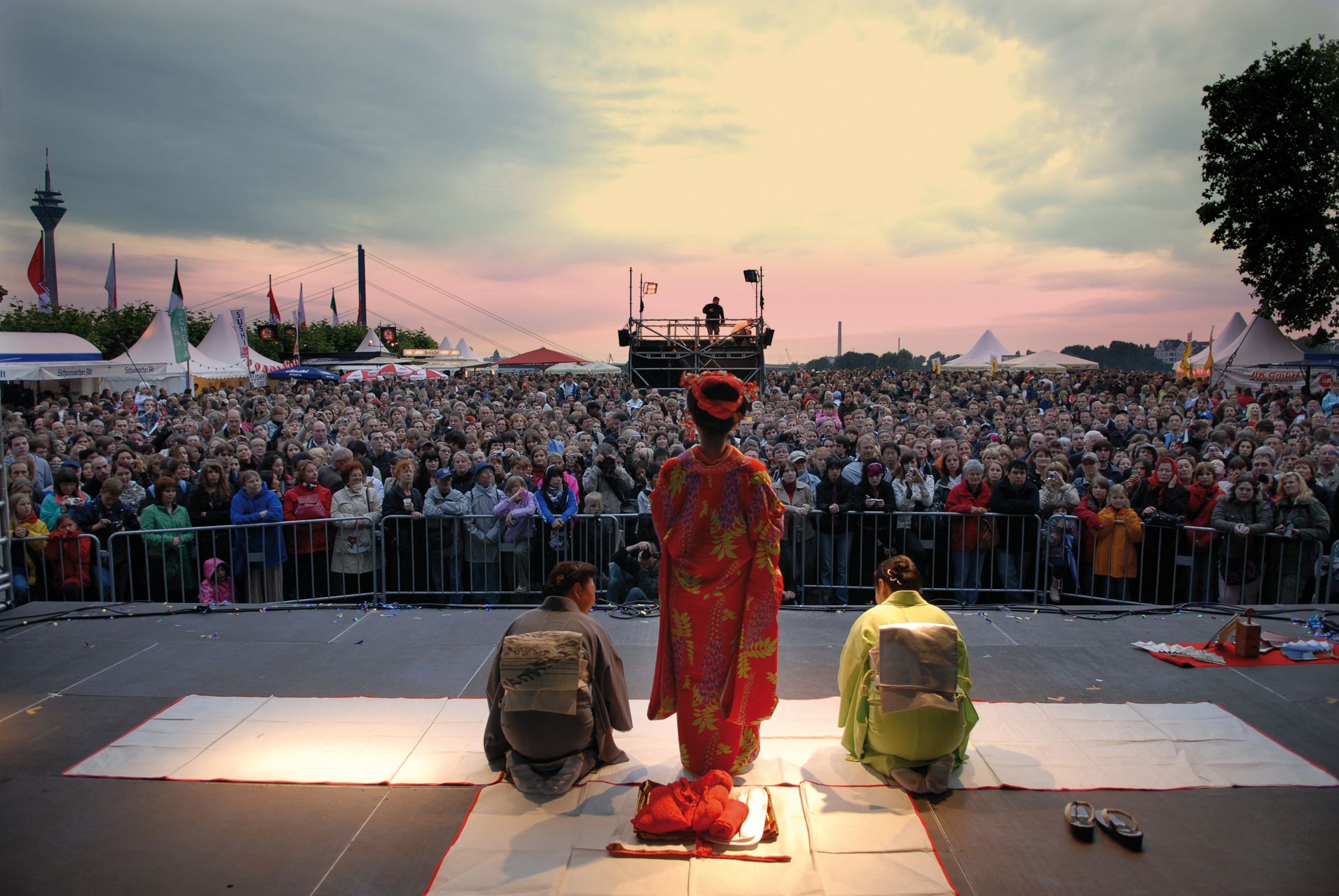 Rund 630.000 Besuchende strömen jährlich zum Japan-Tag, um faszinierende Shows zu sehen und am Workshop-Programm teilzunehmen