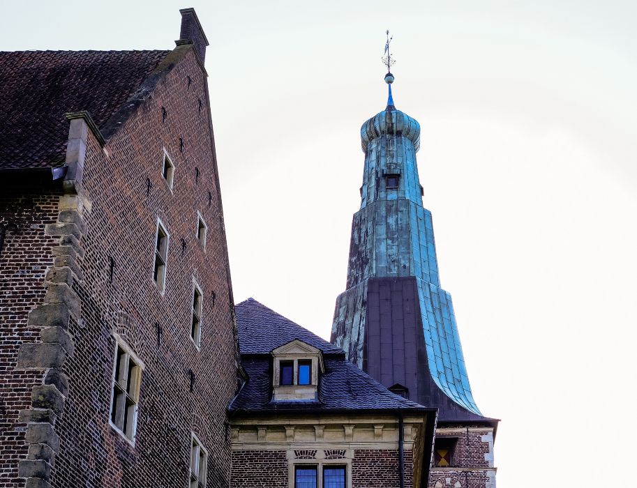 Der Turm von Schloss Raesfeld ist der höchste seiner Art in Westfalen. Er fällt Gästen mit Zwiebeldach und Wetterfahne direkt ins Auge