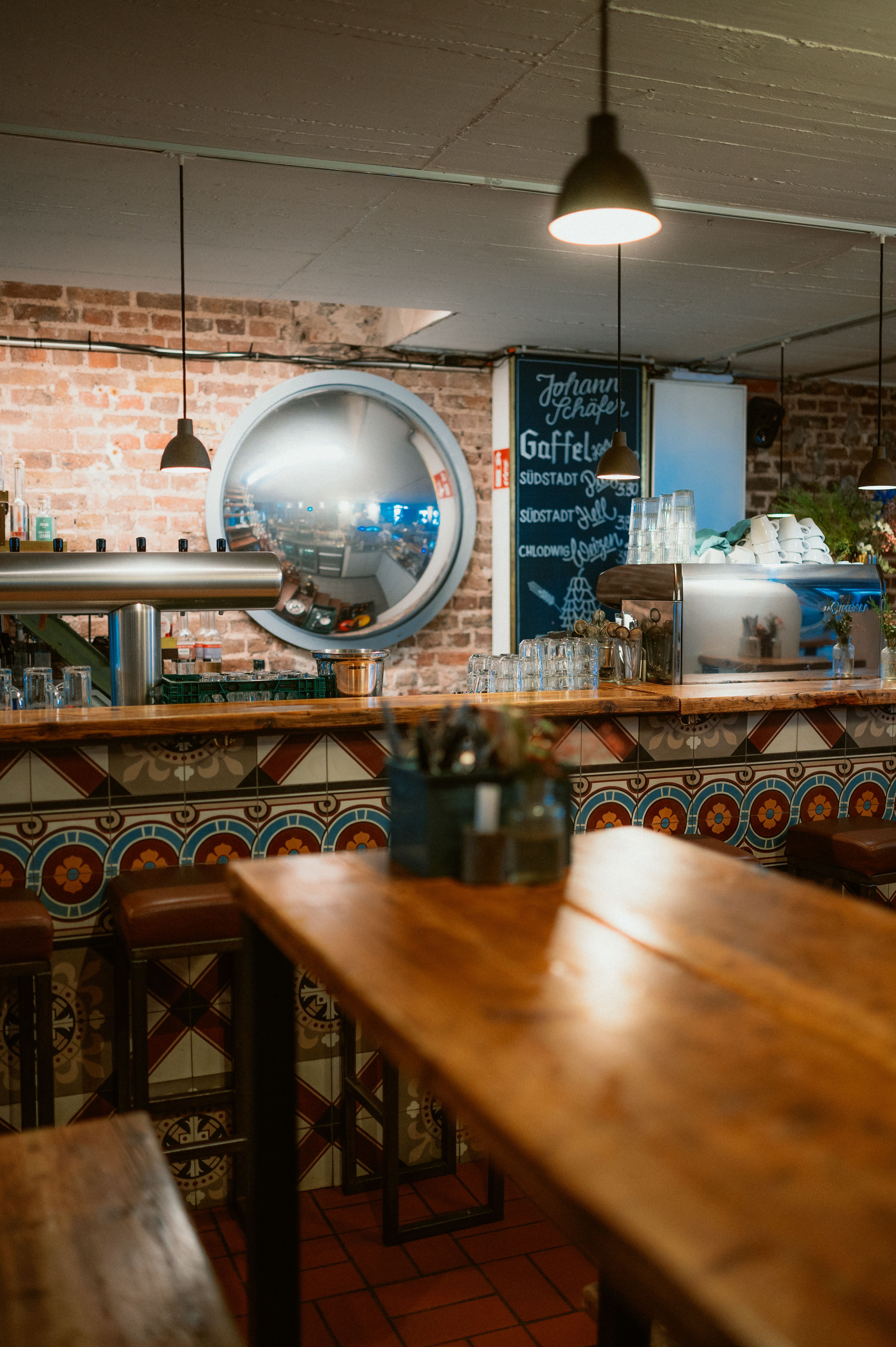 Eine Biertischgarnitur und die Theke im Brauhaus Johann Schäfer in Köln