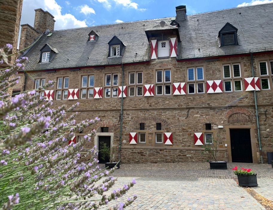 Der Schlosshof mit Fensterfront ist die erste Anlaufstelle, um sich der Anlage und ihrer Historie zu nähern