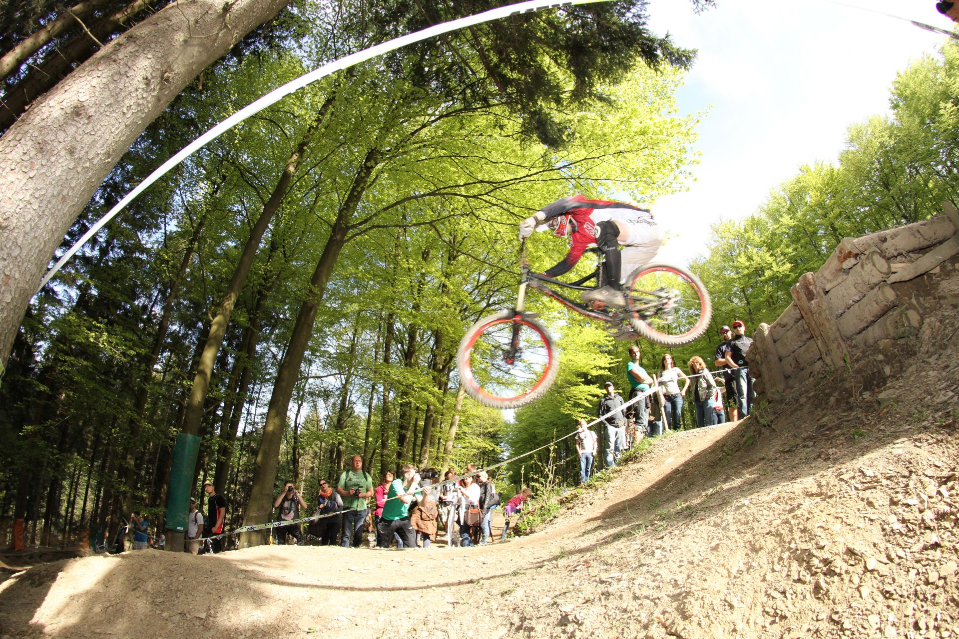 Sportfans bewundern die Fahrkünste der Radprofis vom Wegesrand bei den iXS Dirt Masters