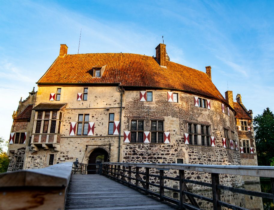 Das Torhaus und den Westflügel der Burg Vischering zieren rot-weiße Fensterläden