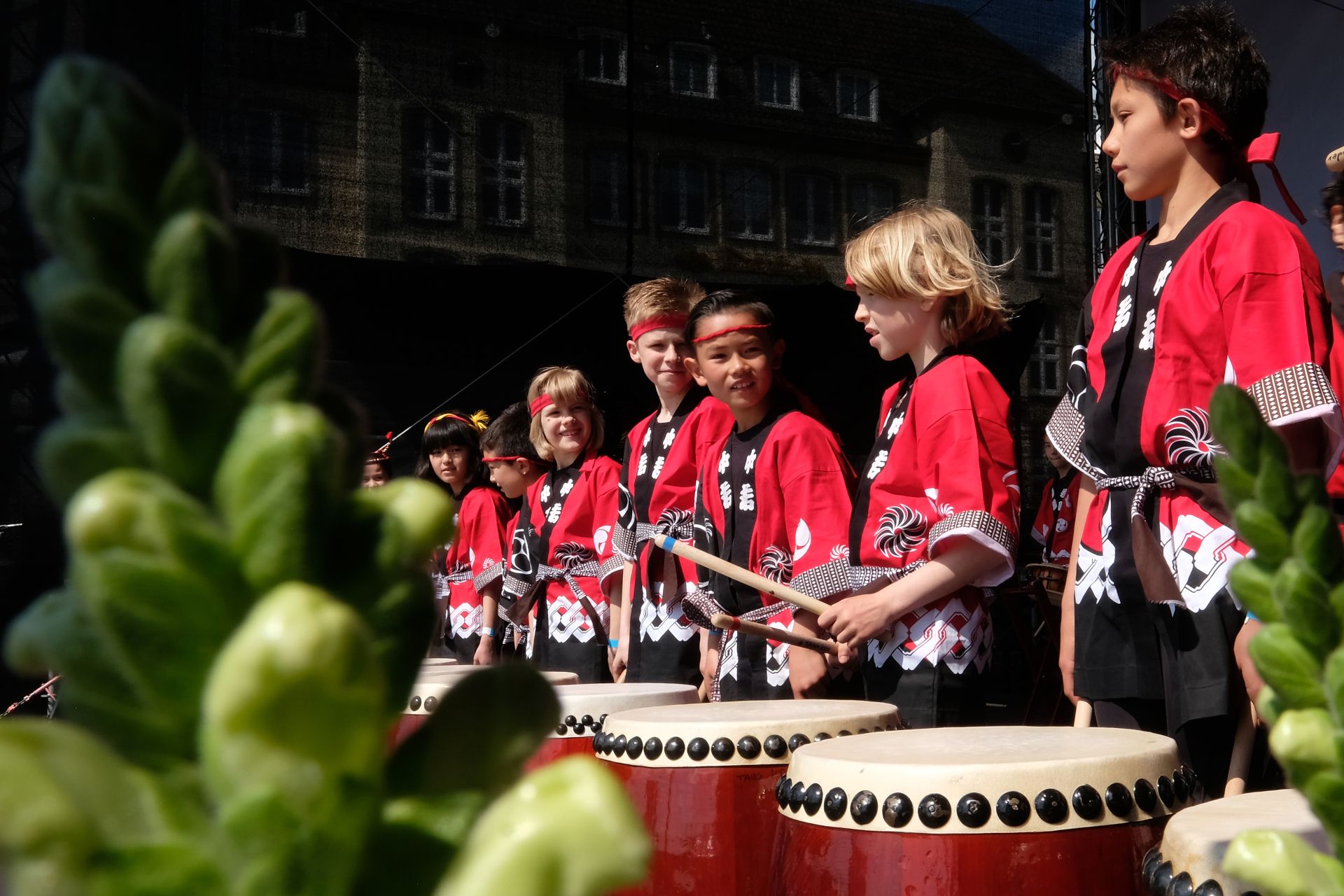 Japanische Taiko-Trommeln erklingen auf der Bühne des Japan-Tags