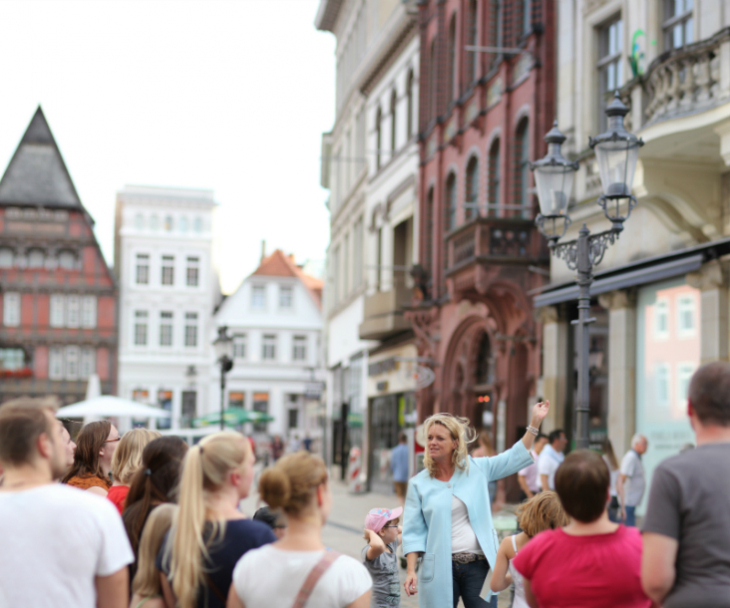 Die Guides erzählen bei den historischen Stadtführungen viel Wissens- und Erzählenswertes zu Mindens Geschichte, © Minden Marketing GmbH