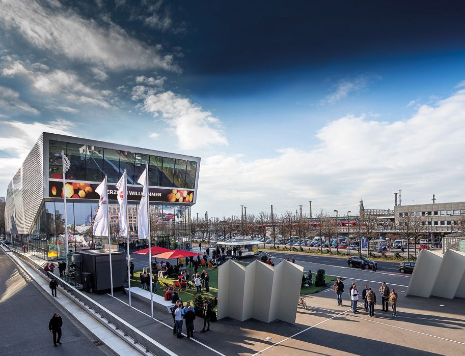 Aussenansicht Deutsches Fußballmuseum Dortmund - direkt am Hauptbahnhof