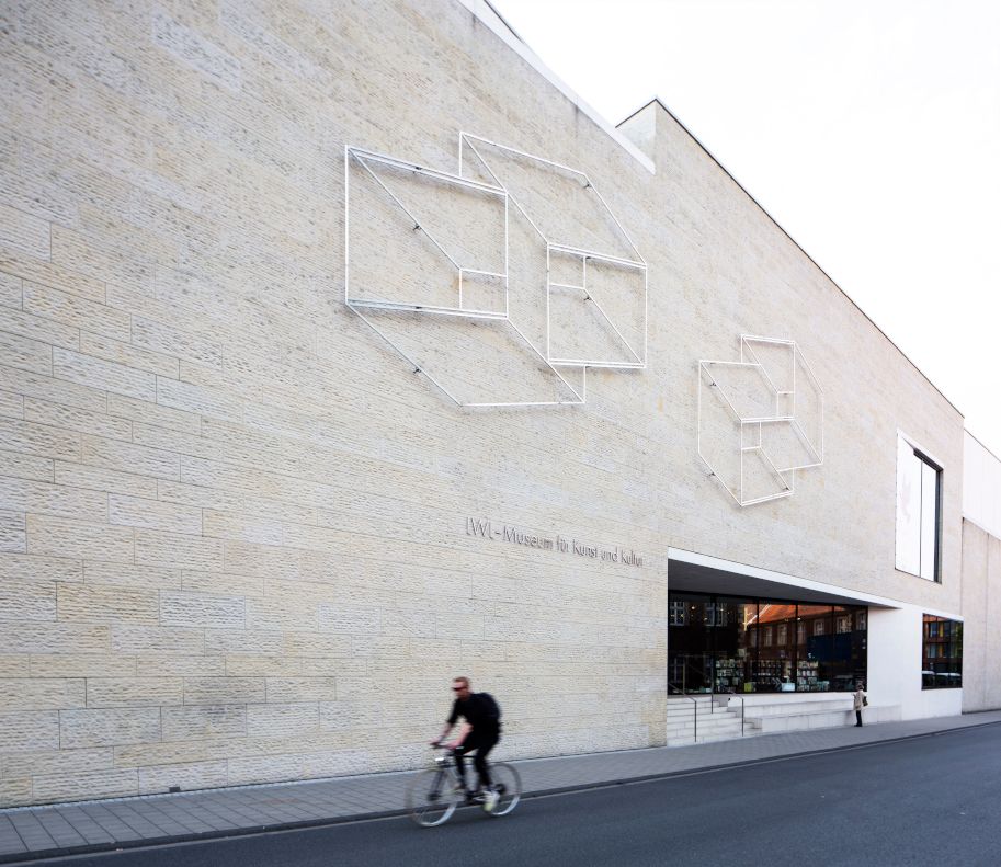 Josef Albers Supraporten ziehen an der Museumsfassade die Blicke auf sich