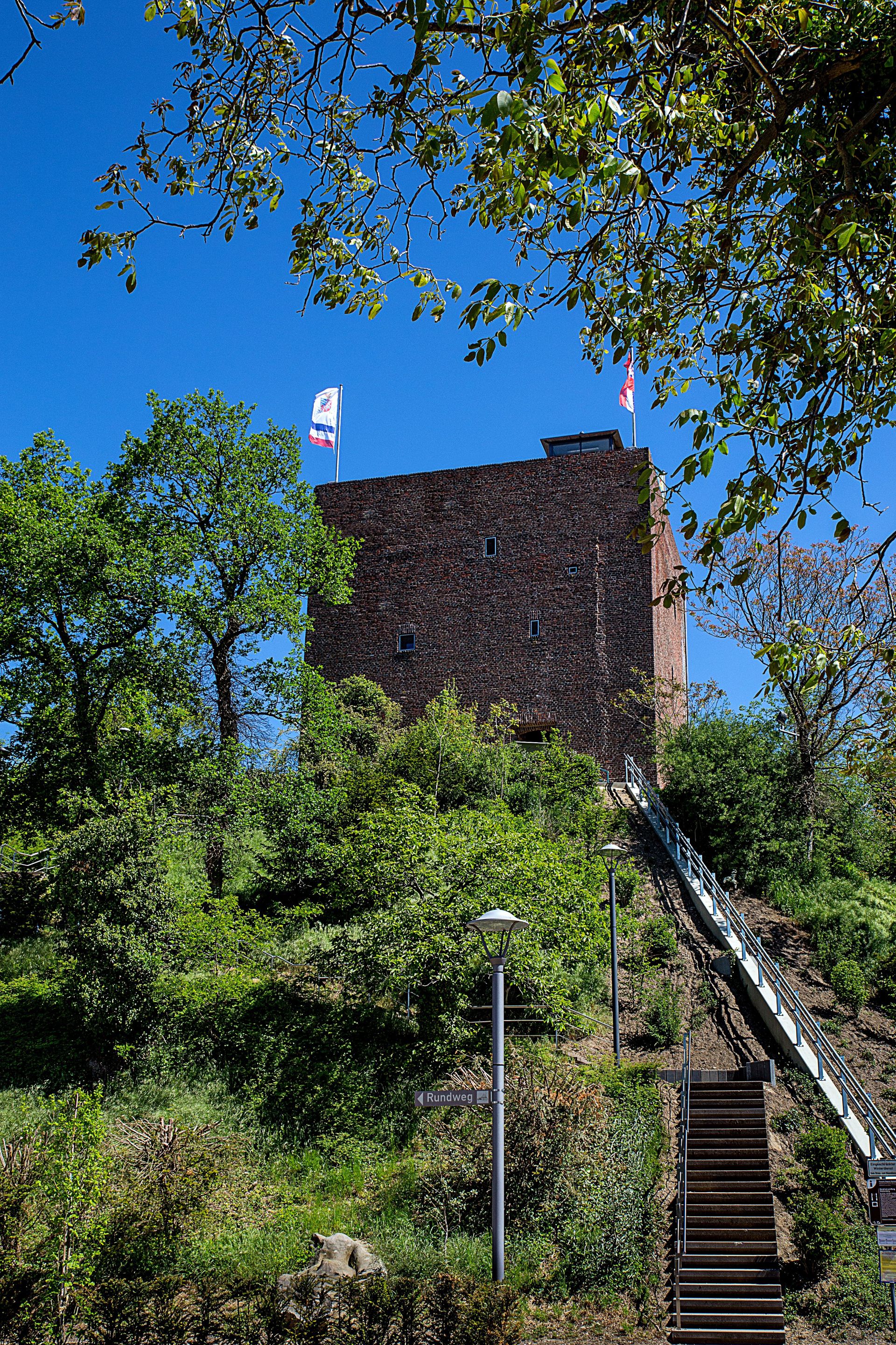 Der Bergfried im Gartenpark Wassenberg dient als Aussichts- und Ausstellungsturm