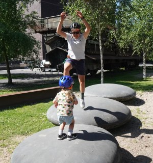 Jule und Bente Wagner toben sich auf dem Spielplatz aus, © Jule Wagner