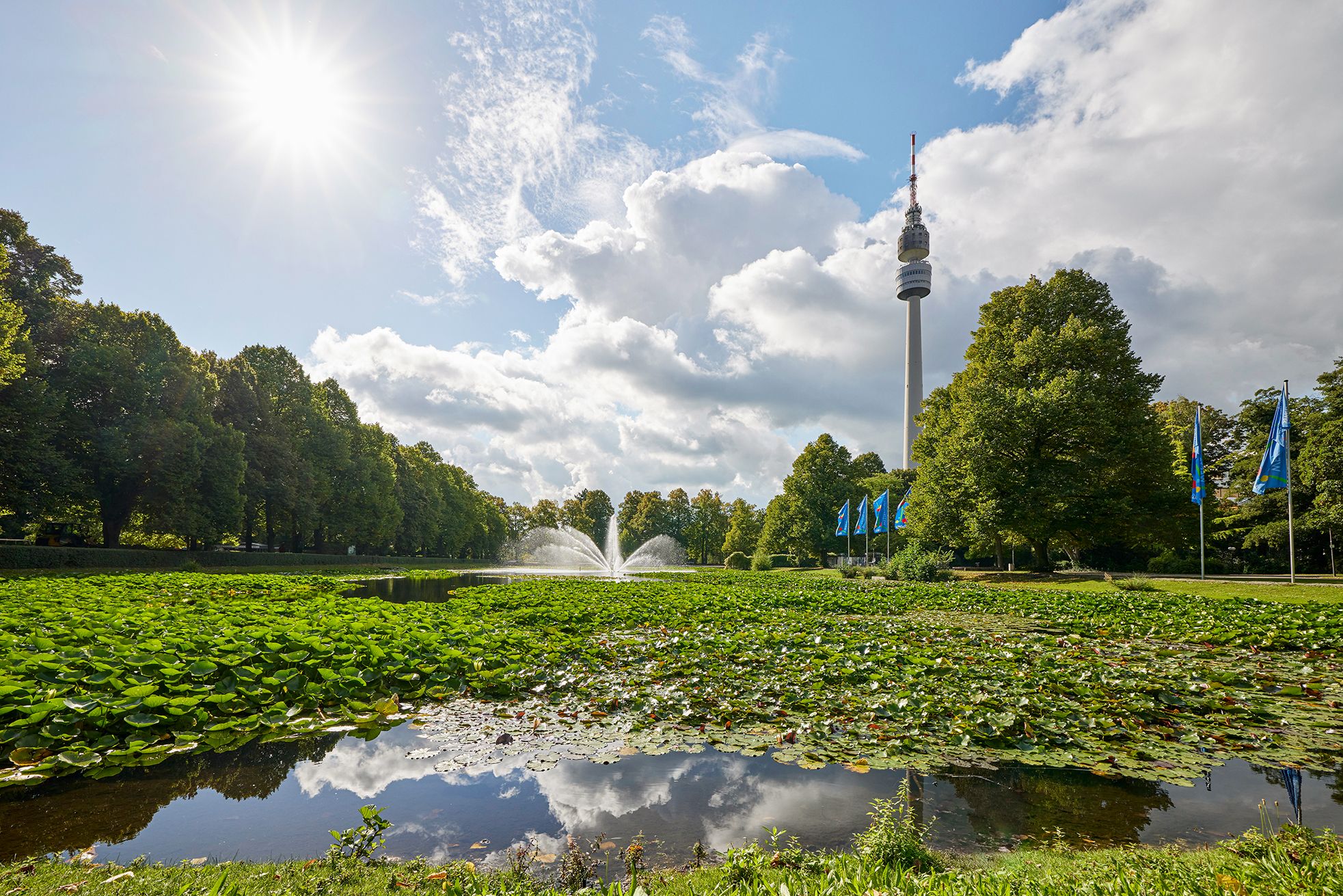 Der Florianturm ist weithin sichtbar. Er besitzt ein rotierendes Restaurant in 137 Metern Höhe und eine Aussichtplattform in 142 Metern Höhe