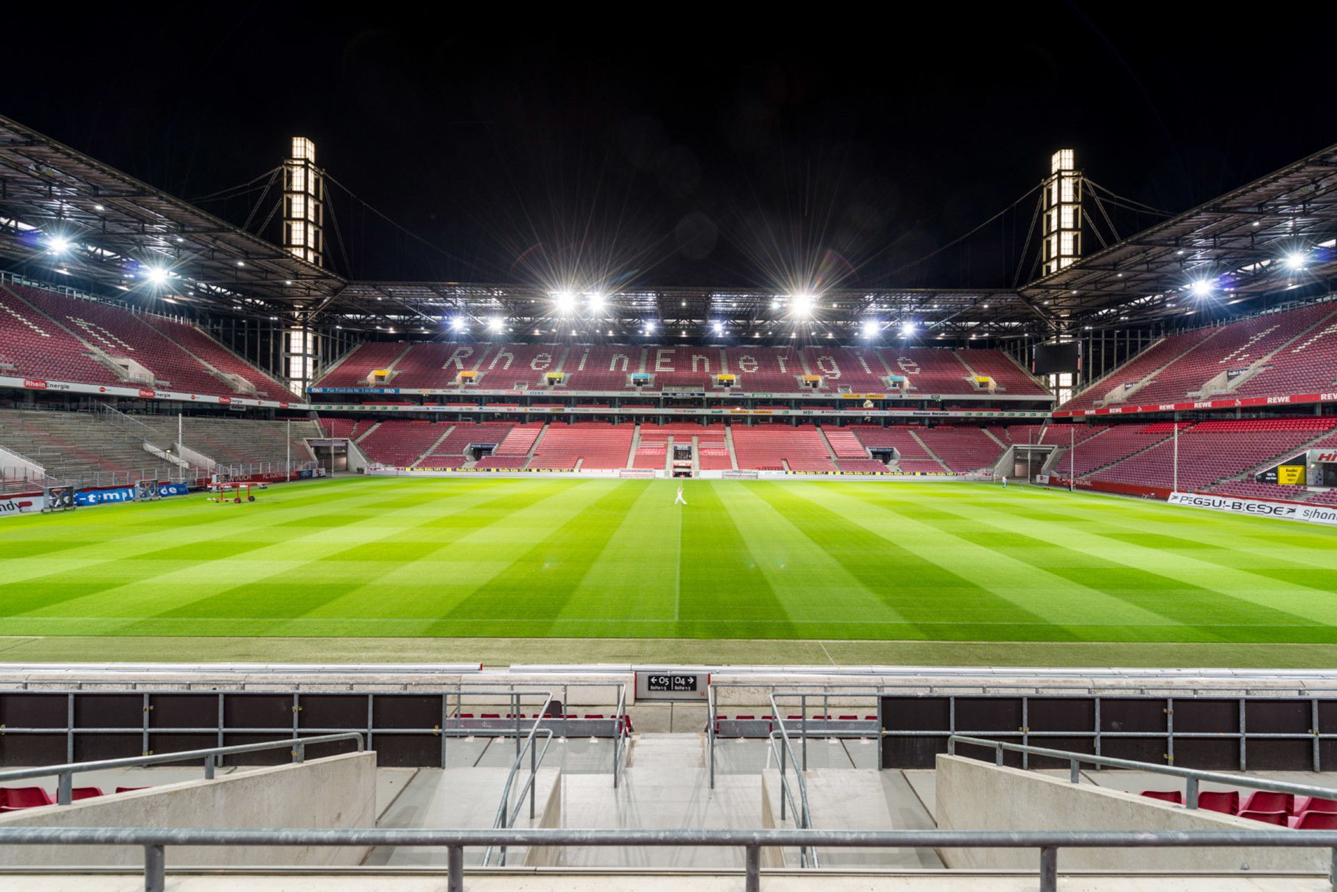 Feld und Tribüne des Rheinenergiestadion in Köln