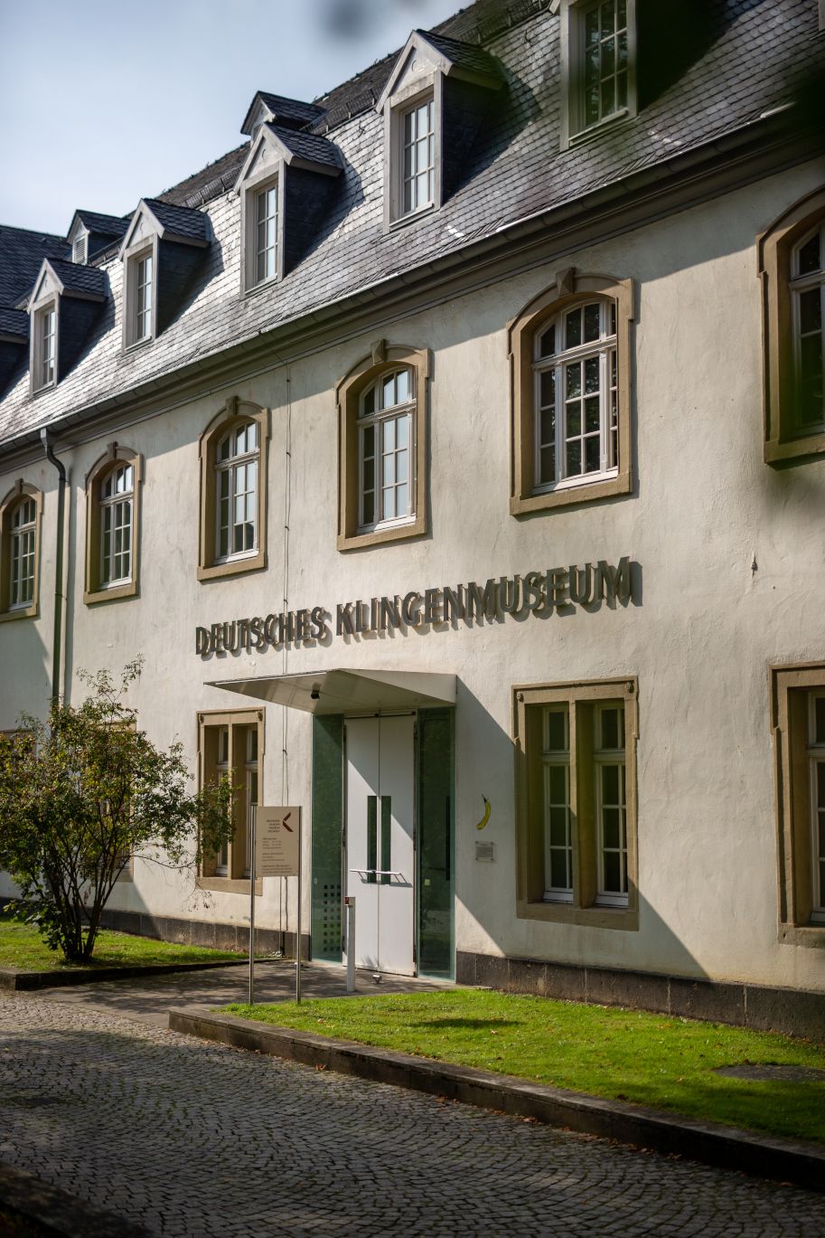 Erst Kloster, dann Augustiner-Chorfrauen-Stift, heute Klingenmuseum: das Gebäude unweit des historischen Ortskerns von Gräfrath