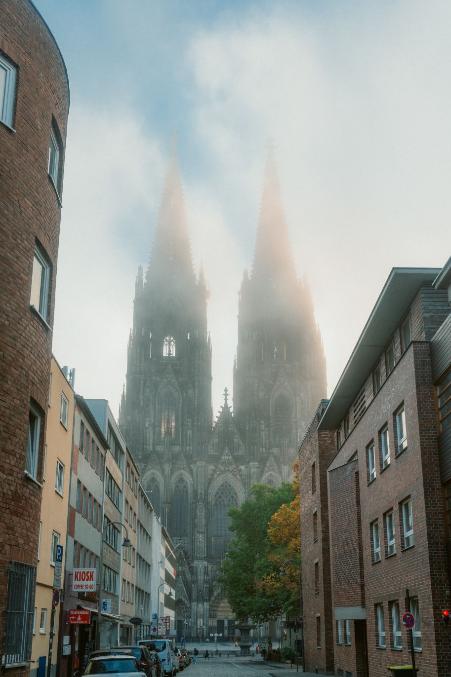 Der Kölner Dom ragt zwischen den Häuserschluchten als Riese empor