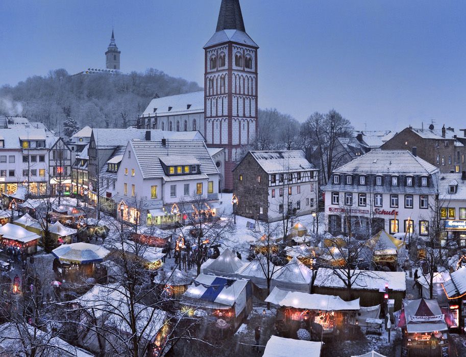 Blick auf das winterliche Siegburg mit Weihnachtmarkt