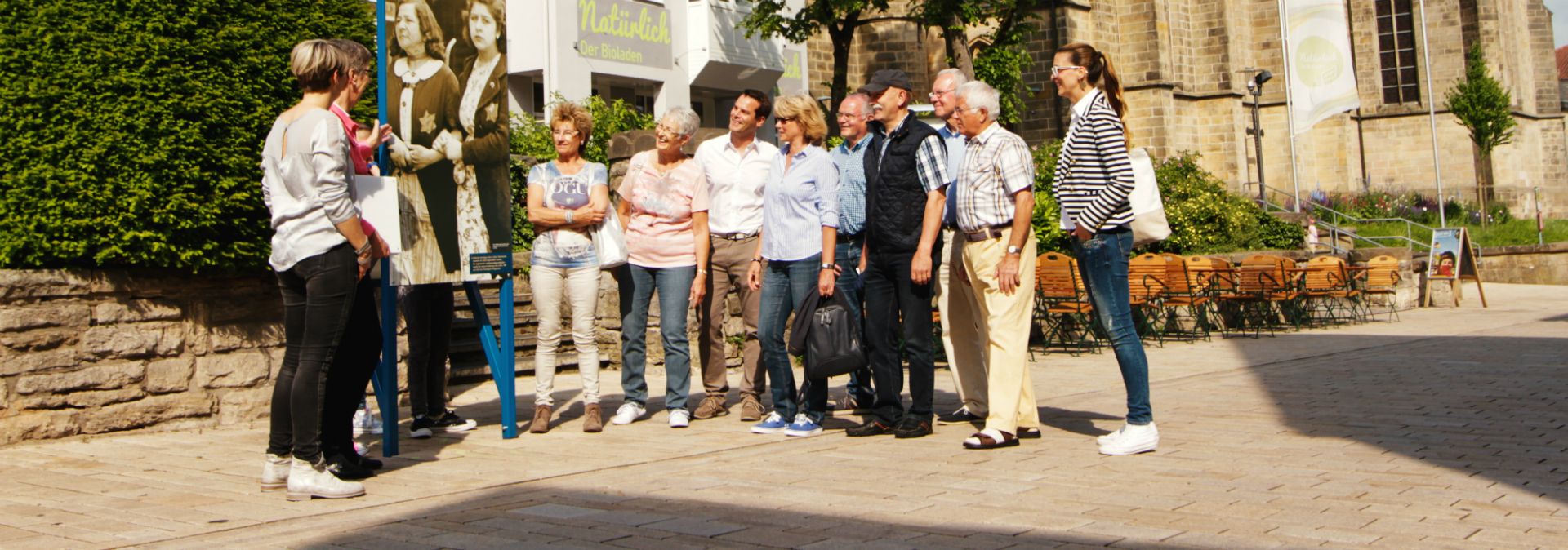 Menschen bei einer Stadtführung in Bad Driburg