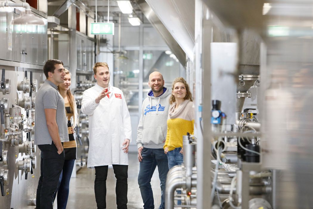 Bei einer Besichtigung der König-Brauerei lernen Führungsteilnehmer mehr über den Herstellungsprozess des Bieres und die traditionelle Braukunst