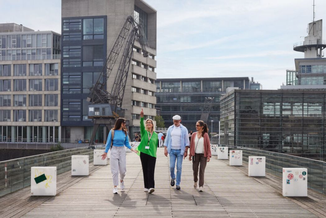 Die Touren-Guides wissen vieles über den MedienHafen zu erzählen. Keine Frage bleibt ungeklärt