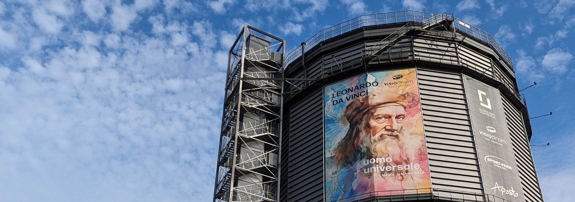 Das Gaskessel Wuppertal ist bereits von Weitem zu sehen. Ein Plakat zeigt die aktuelle Sonderausstellung an