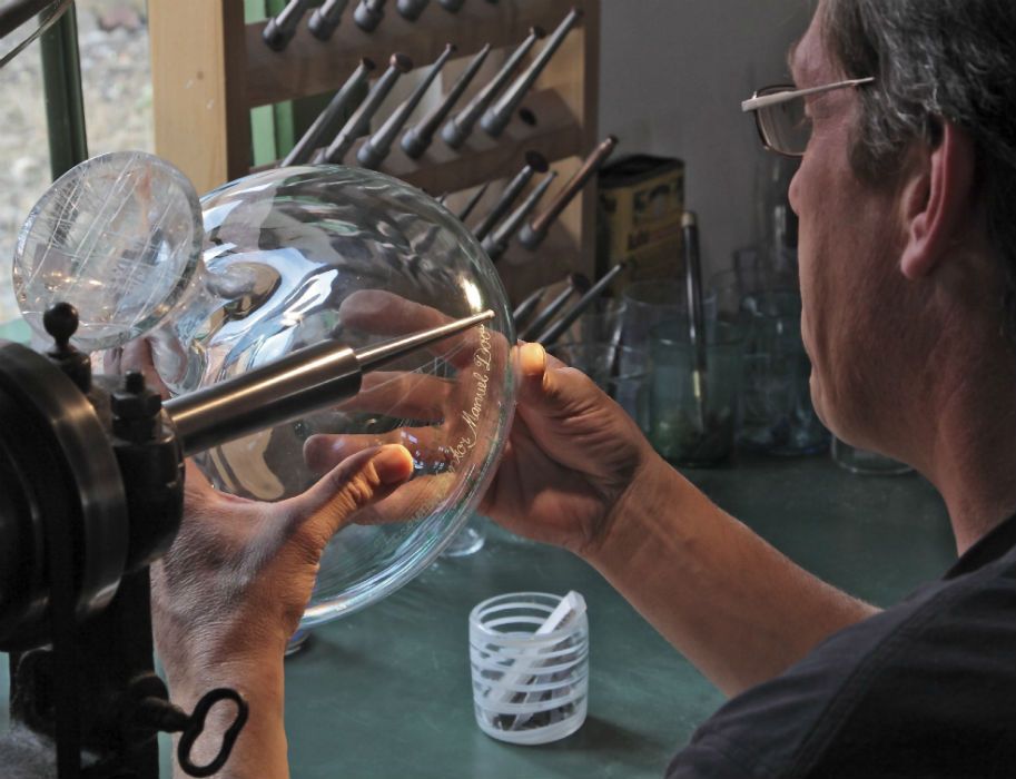 Glasmacher setzen hin und wieder Gravuren auf ihre Arbeiten in der Glashütte Gernheim