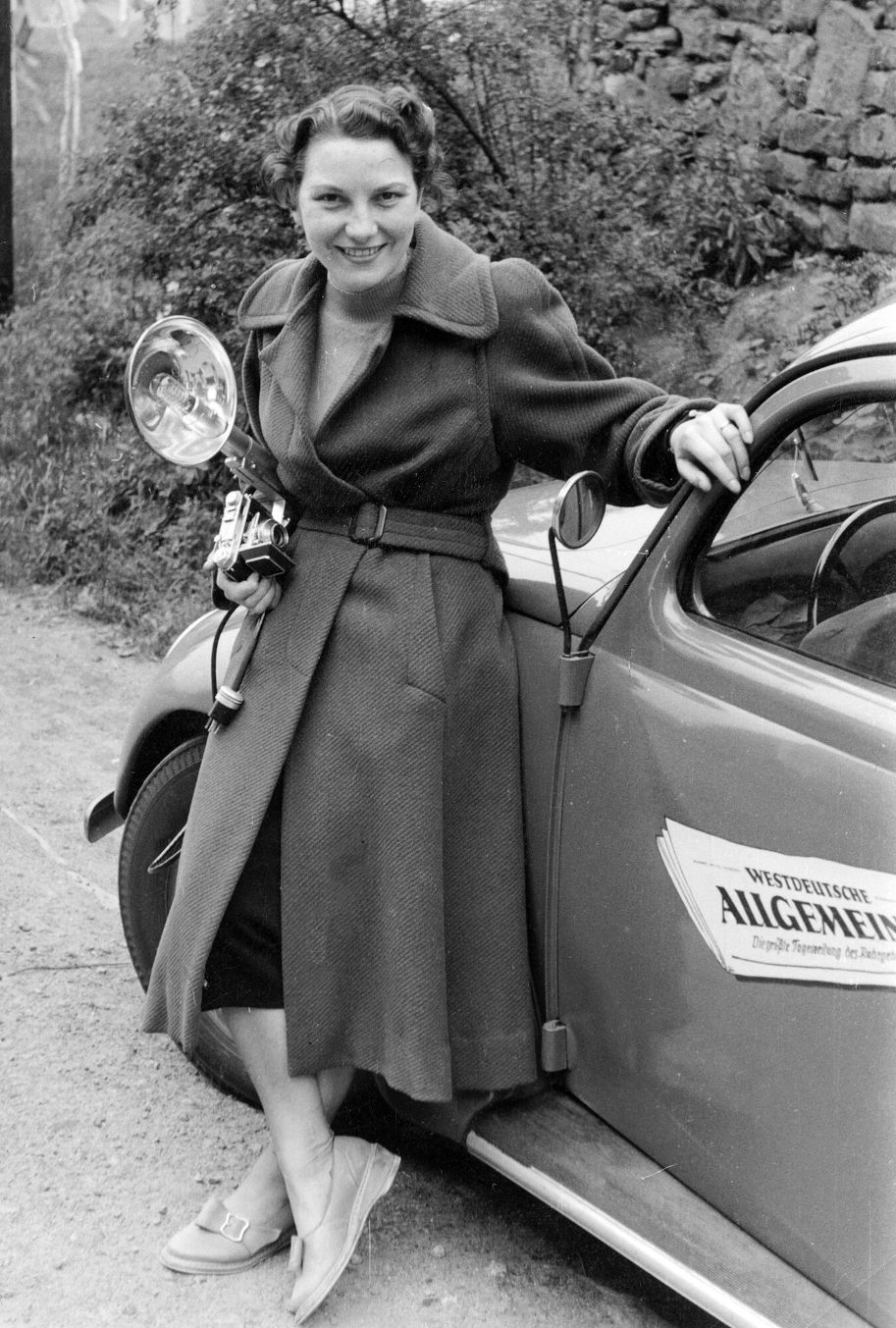 Marga Kingler vor dem Dienstwagen in Essen um 1957 