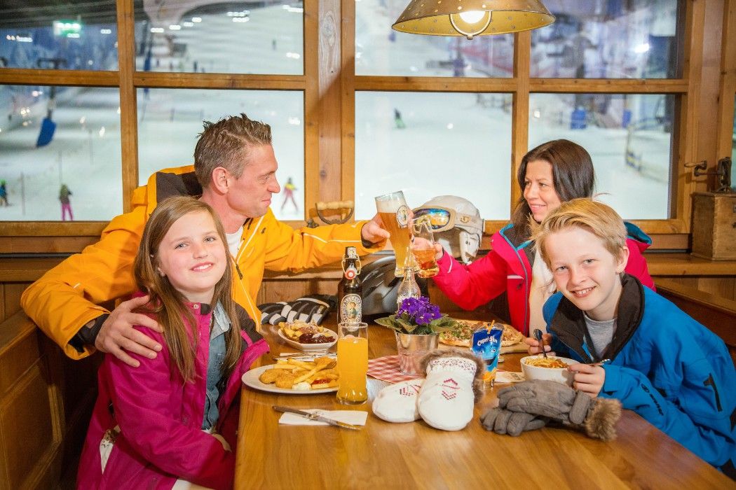 Familien können sich in der Salzburger Hochalm eine Pause vom Sport gönnen und eine Stärkung zu sich nehmen