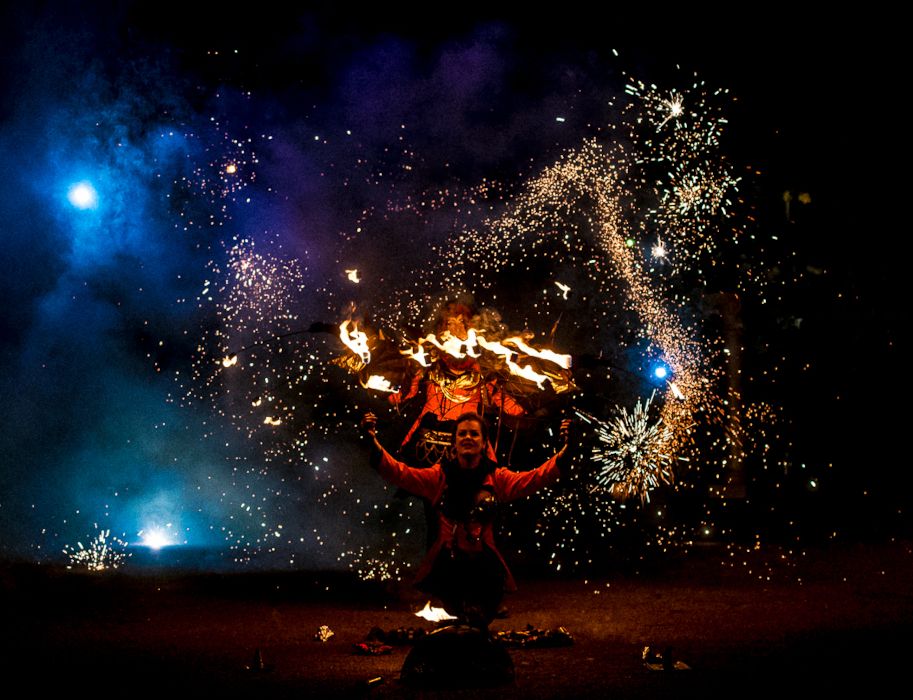 Bei der sinnlichen Feuershow Hanabi Circus der Gruppe Apophis aus Frankreich sprühen die Funken