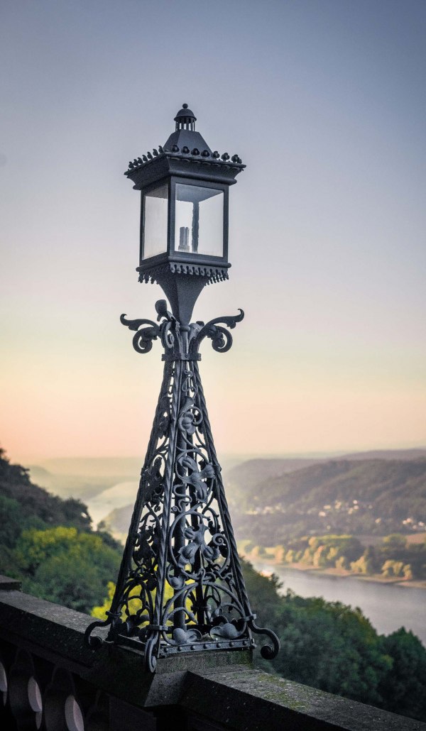 Blick auf die Laterne auf der Terrasse des Schlosses Drachenburg in Königswinter, © Tourismus NRW e.V.