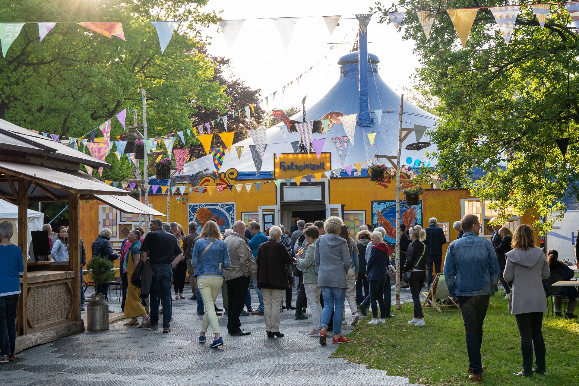 Das Festspielzelt entwickelt sich im Laufe des Festivals zu einem lebendigen Treffpunkt