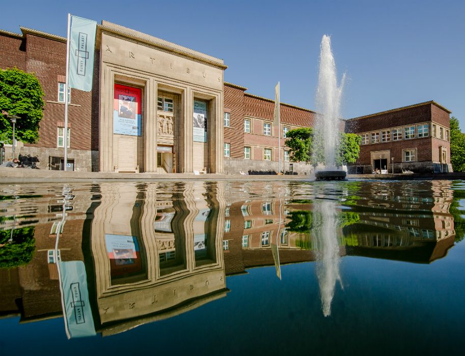 Der Kunstpalast besticht durch seine Architektur und zentrale Lage. Er liegt am Ehrenhof in Düsseldorf