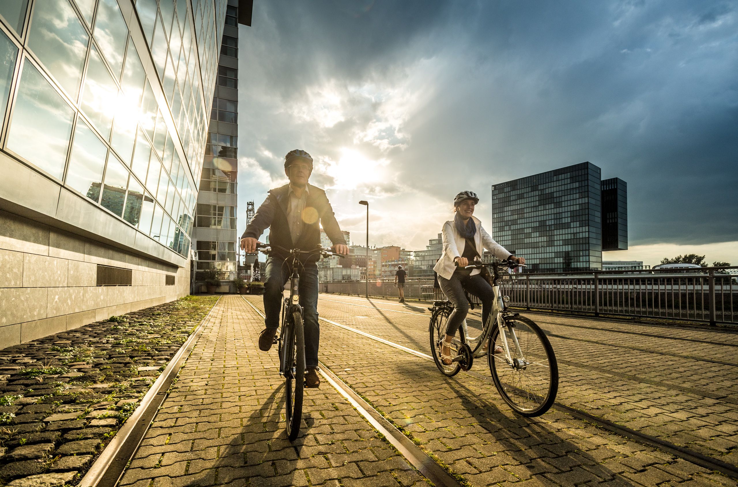 Radfahrende in Düsseldorf am Hafen