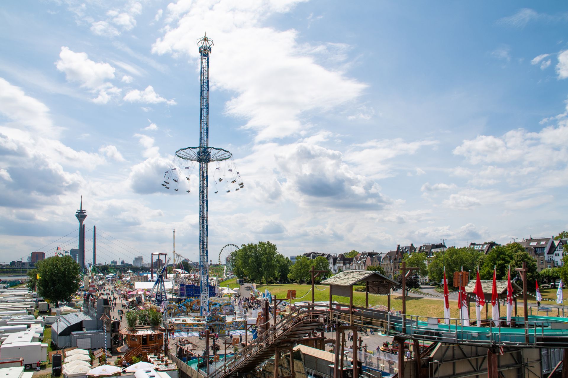 Die Fahrgeschäfte auf der Rheinkirmes Düsseldorf reichen von der Achterbahn über das Kettenkarussell bis hin zum Riesenrad