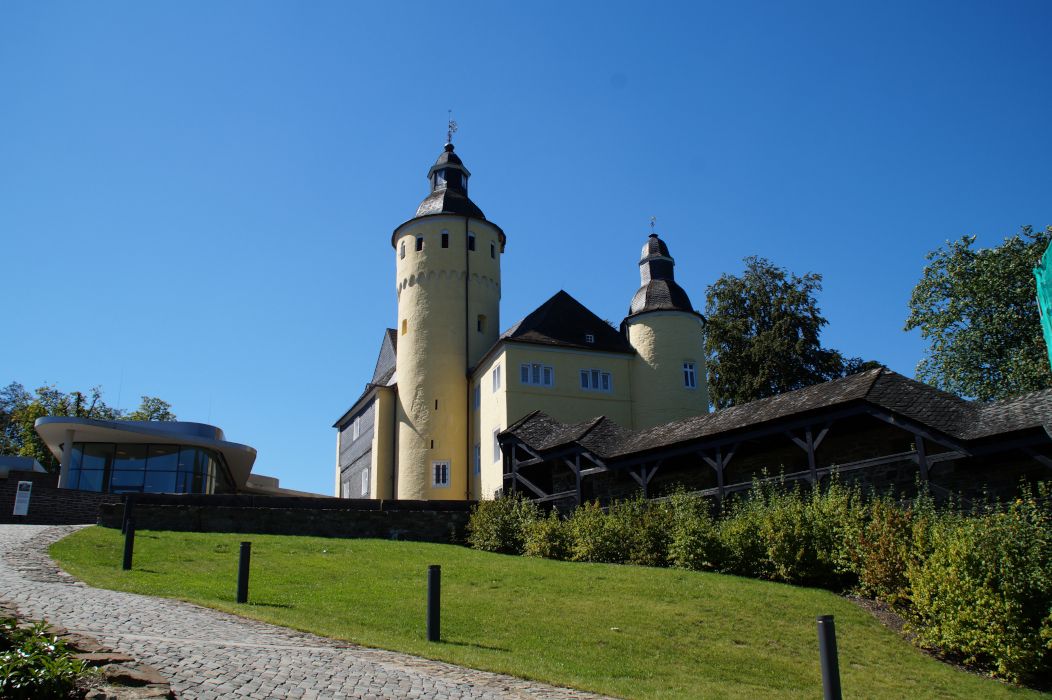 Schloss Homburg wurde vermutlich im 13. Jahrhundert von den Grafen von Sayn als Höhenburg erbaut