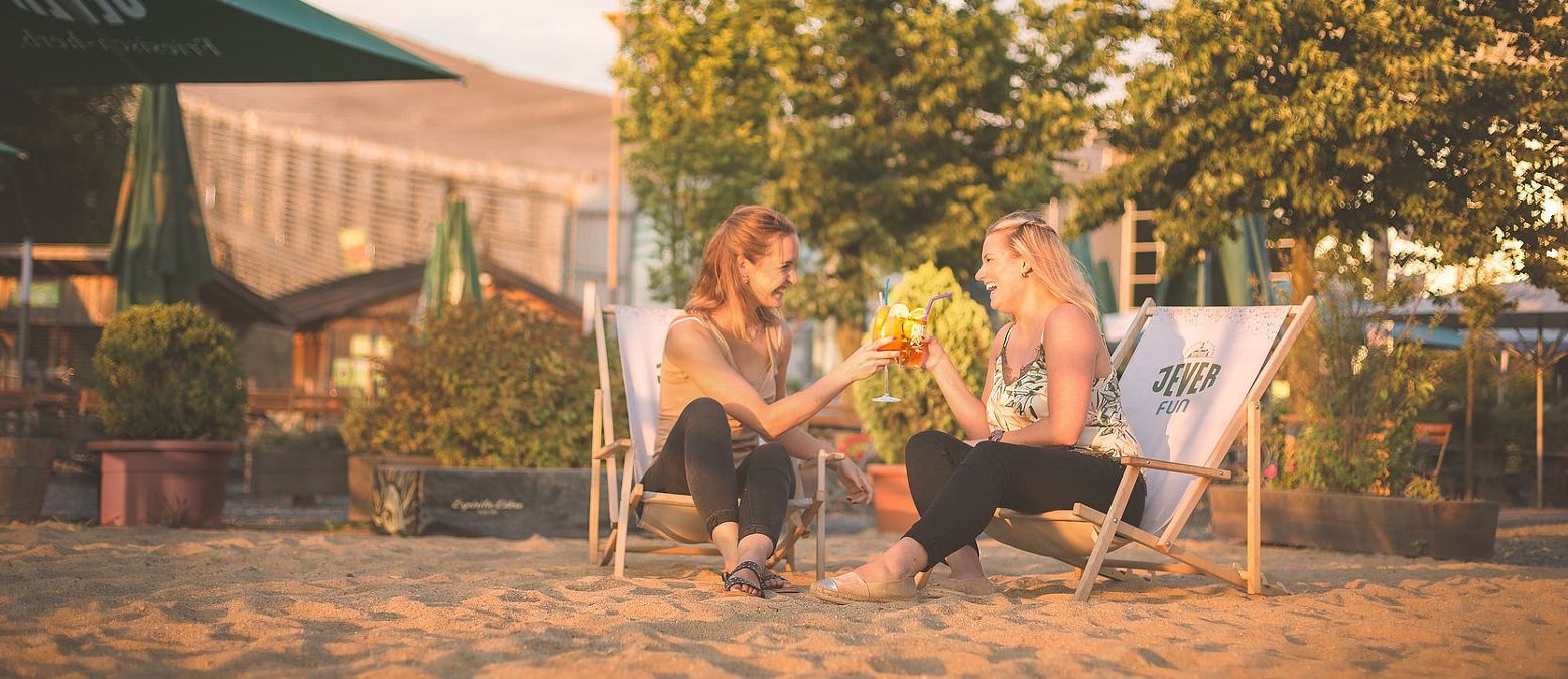 Liegestühle können für entspannte Momente im Biergarten der Salzburger Hochalm genutzt werden