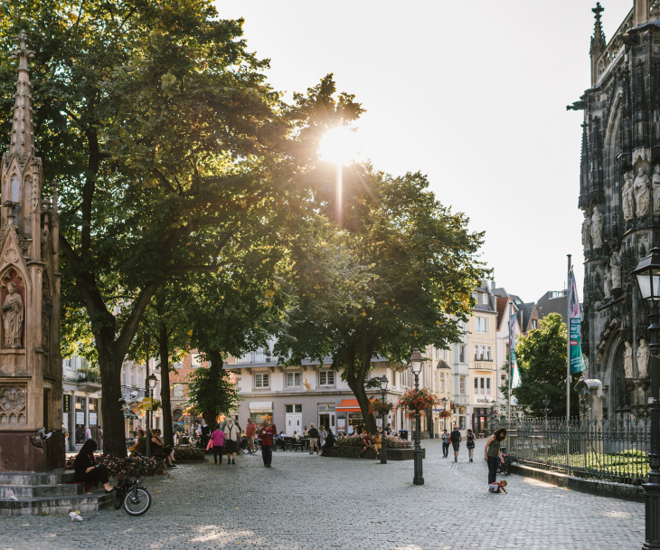 Der Münsterplatz liegt inmitten der Altstadt von Aachen, direkt neben dem Aachener Dom, © Hannah Gatzweiler